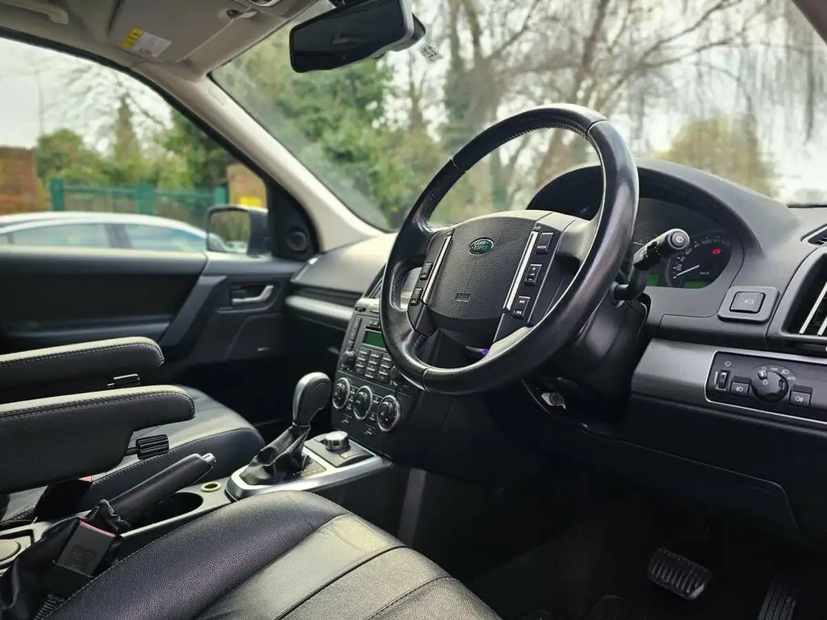 2011-land-rover-freelander-2-32-4x4-big-3