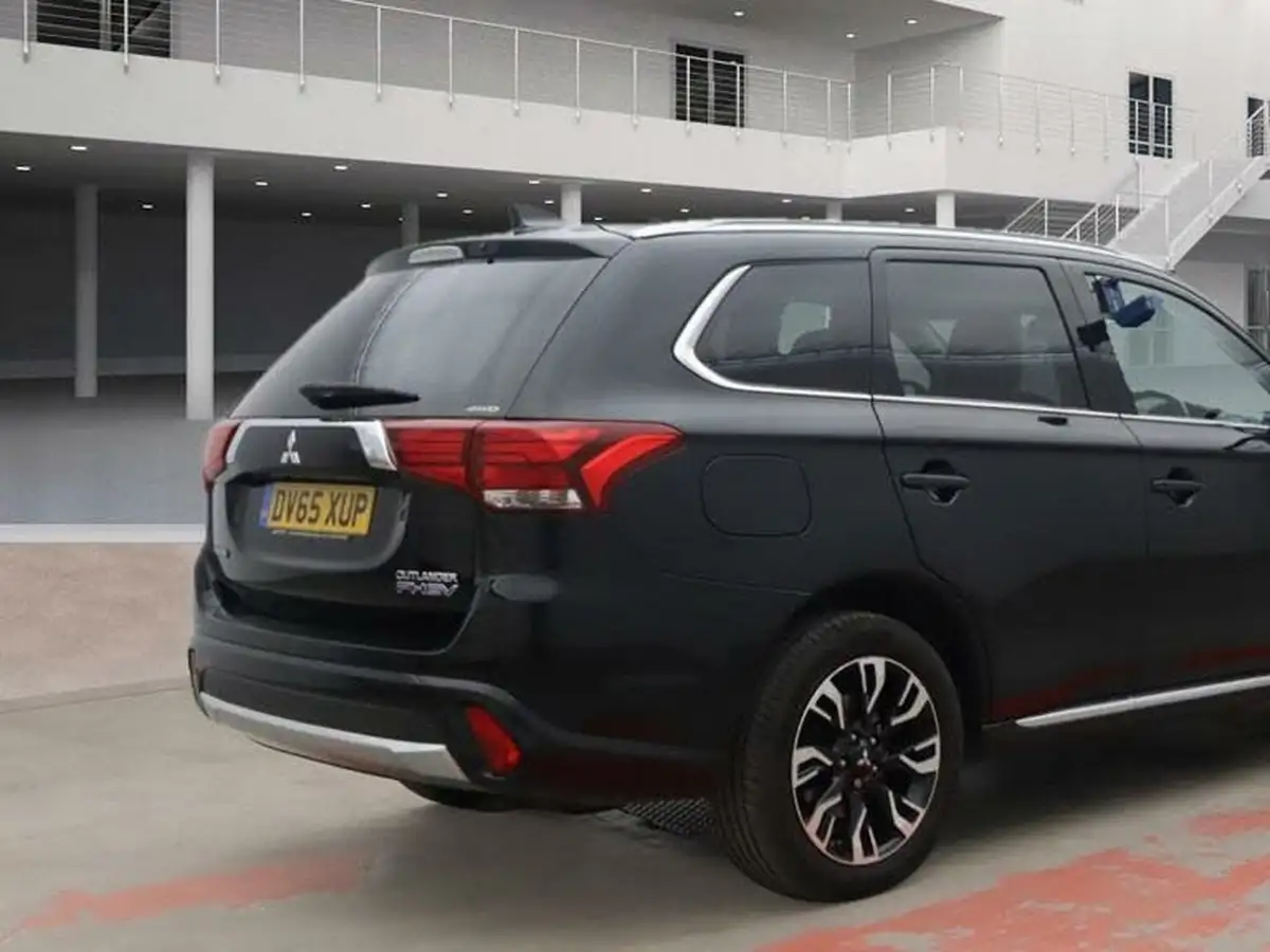 2015-mitsubishi-outlander-20-gx4h-phev-big-3