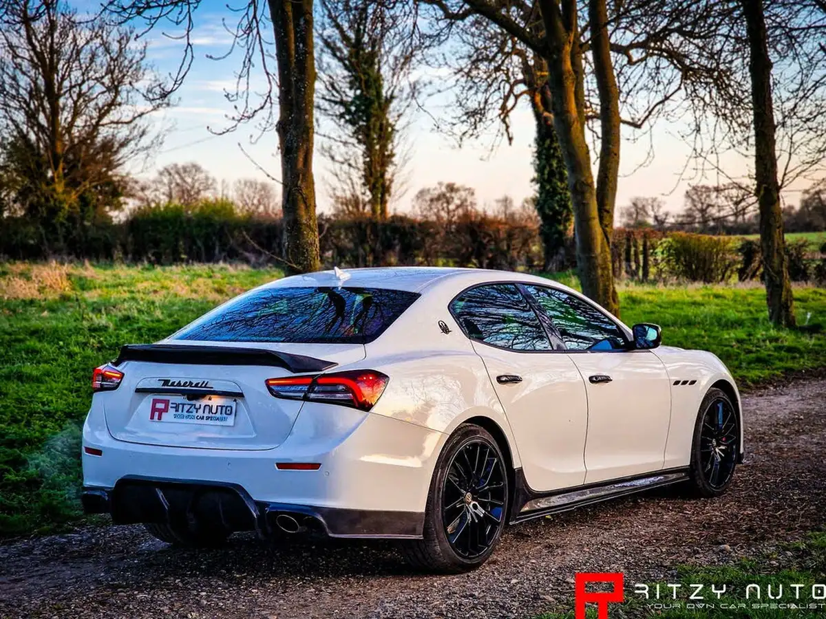 2015-maserati-ghibli-30-s-big-38
