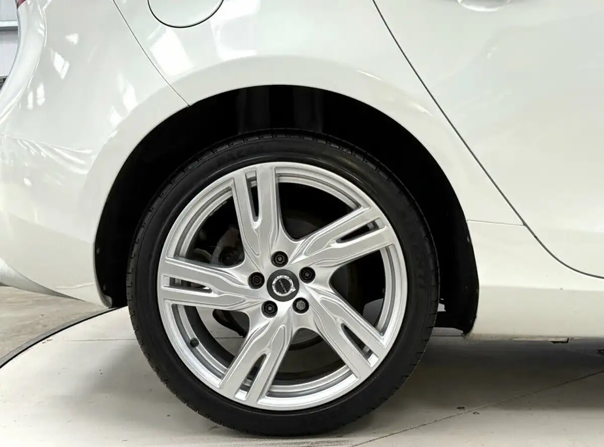 2019-volvo-v40-15-t2-r-design-edition-big-14