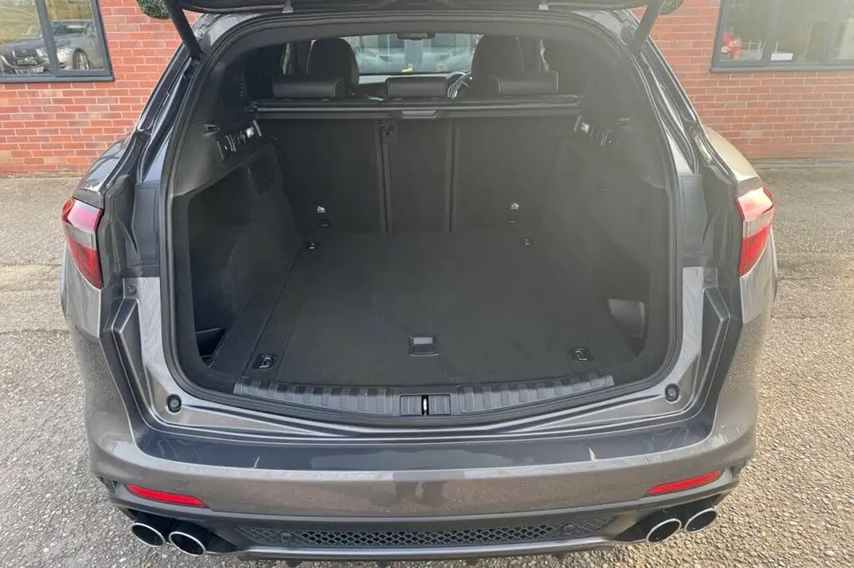 2019-alfa-romeo-stelvio-29-biturbo-quadrifoglio-big-40