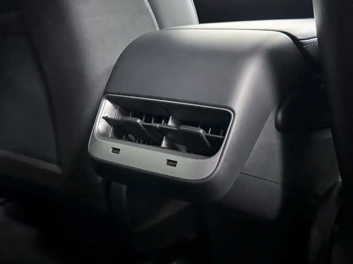 2020-tesla-model-3-e-performance-big-32