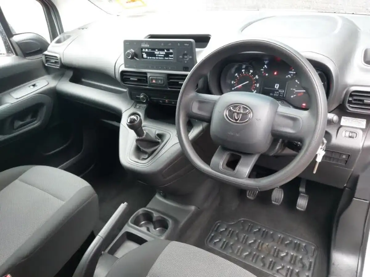 2021-toyota-proace-city-15d-active-100hpeu6dt-e-big-2