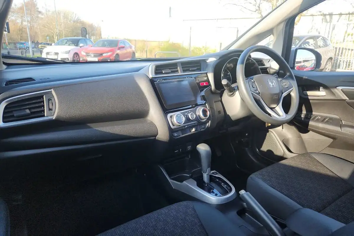 2017-honda-jazz-13-i-vtec-se-navi-cvt-big-1