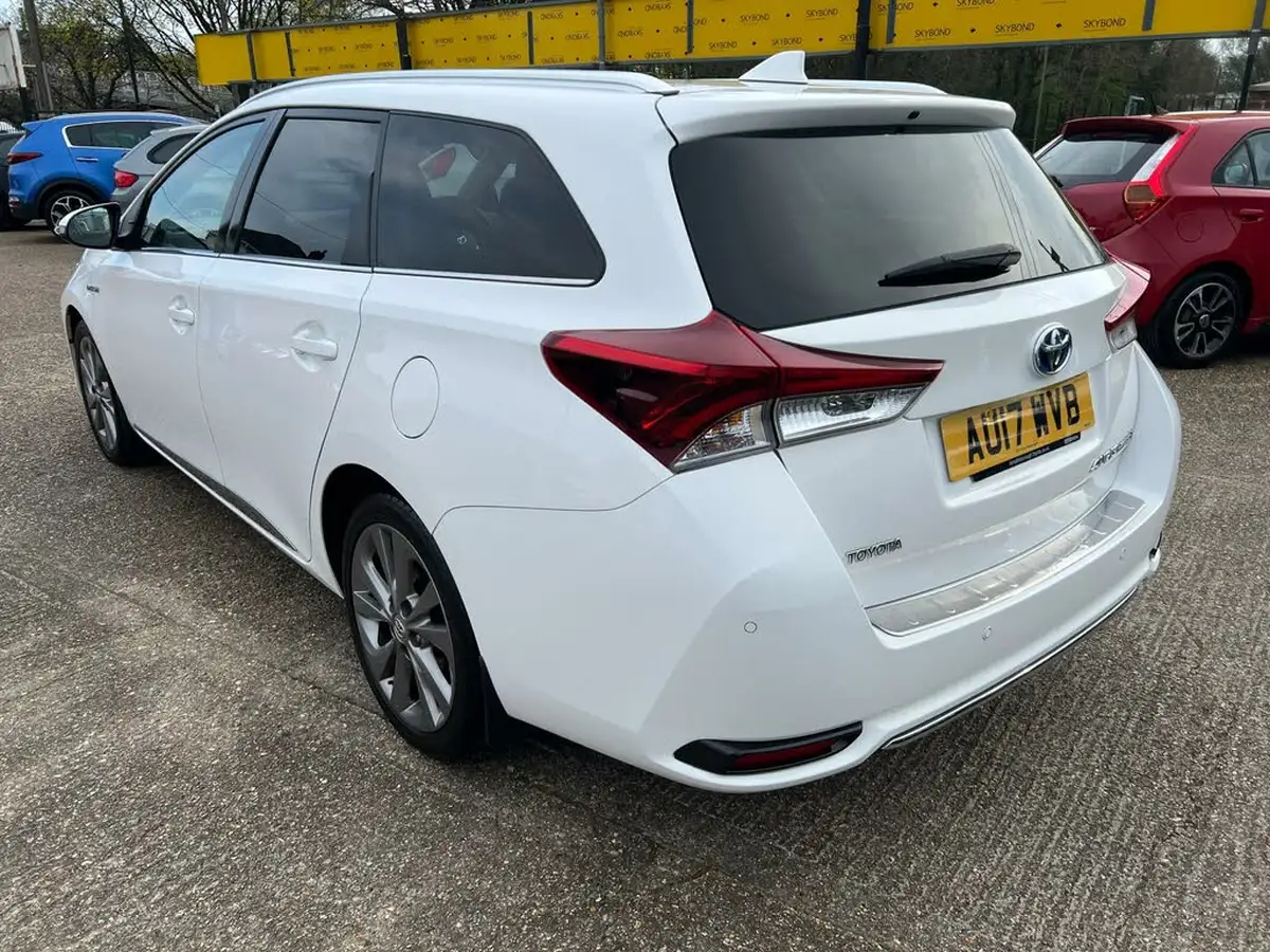 2017-toyota-auris-18-vvt-i-hsd-excel-estate-big-4