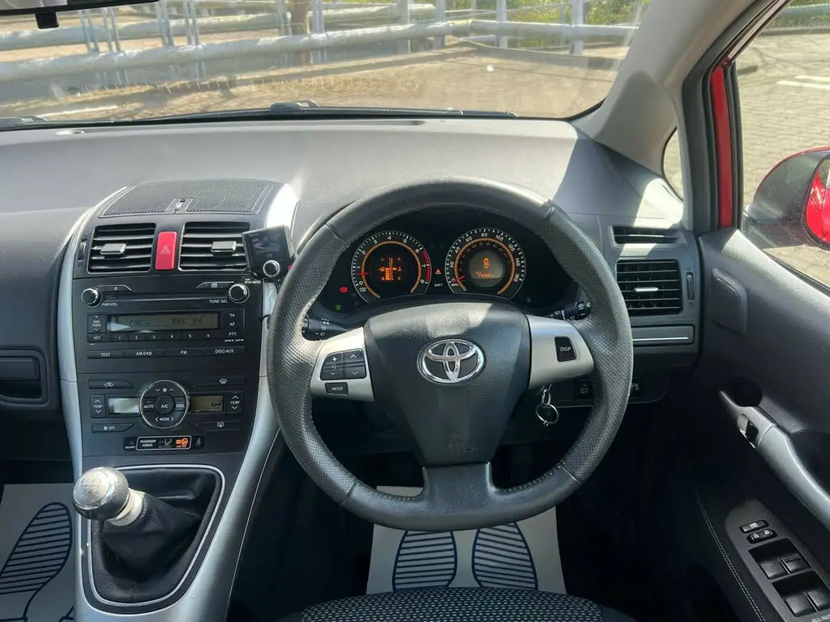 2010-toyota-auris-133-vvt-i-tr-5d-big-12