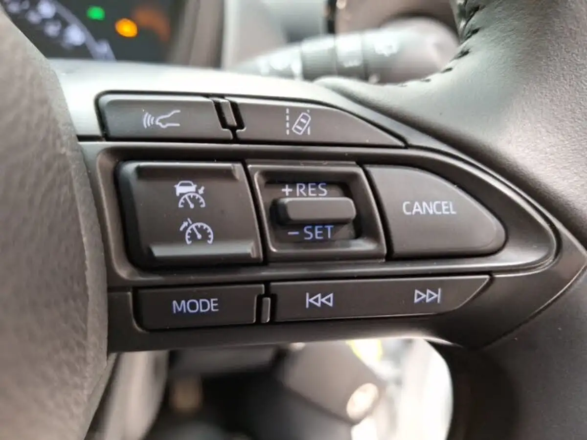 2023-toyota-aygo-x-10-vvt-i-edge-big-15