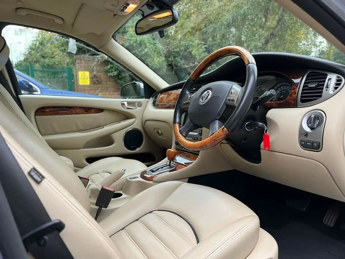 2009-jaguar-x-type-20-sovereign-saloon-big-3