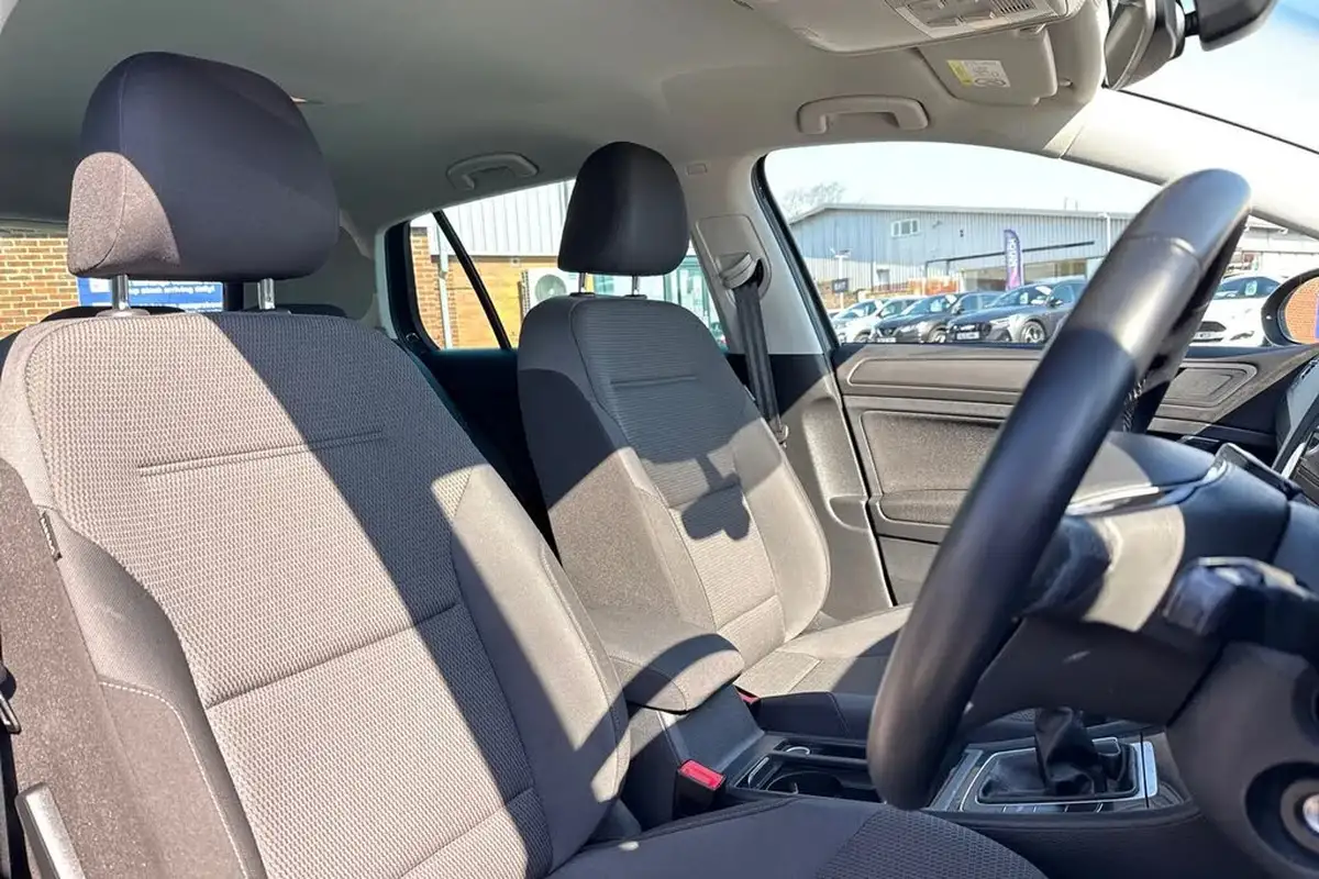 2019-volkswagen-golf-15-tsi-match-130ps-hatchback-5d-big-23