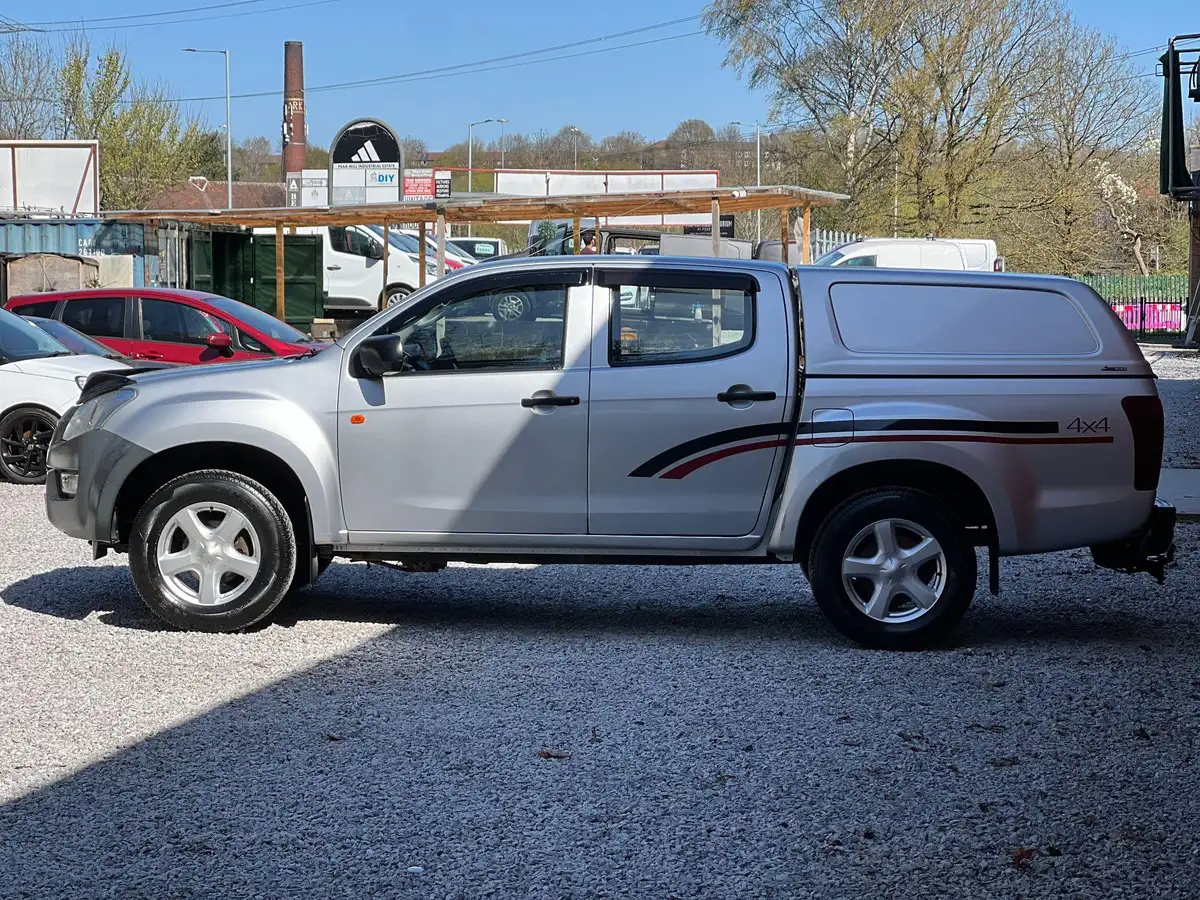2016-isuzu-d-max-25td-4x4-double-pickup-big-3