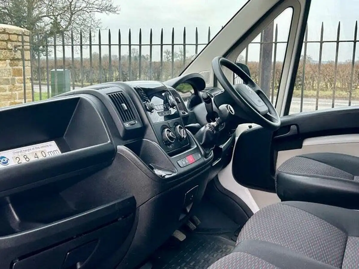 2018-citroen-relay-20bluehdi-plus-35-l2-rtr-dropside-big-3