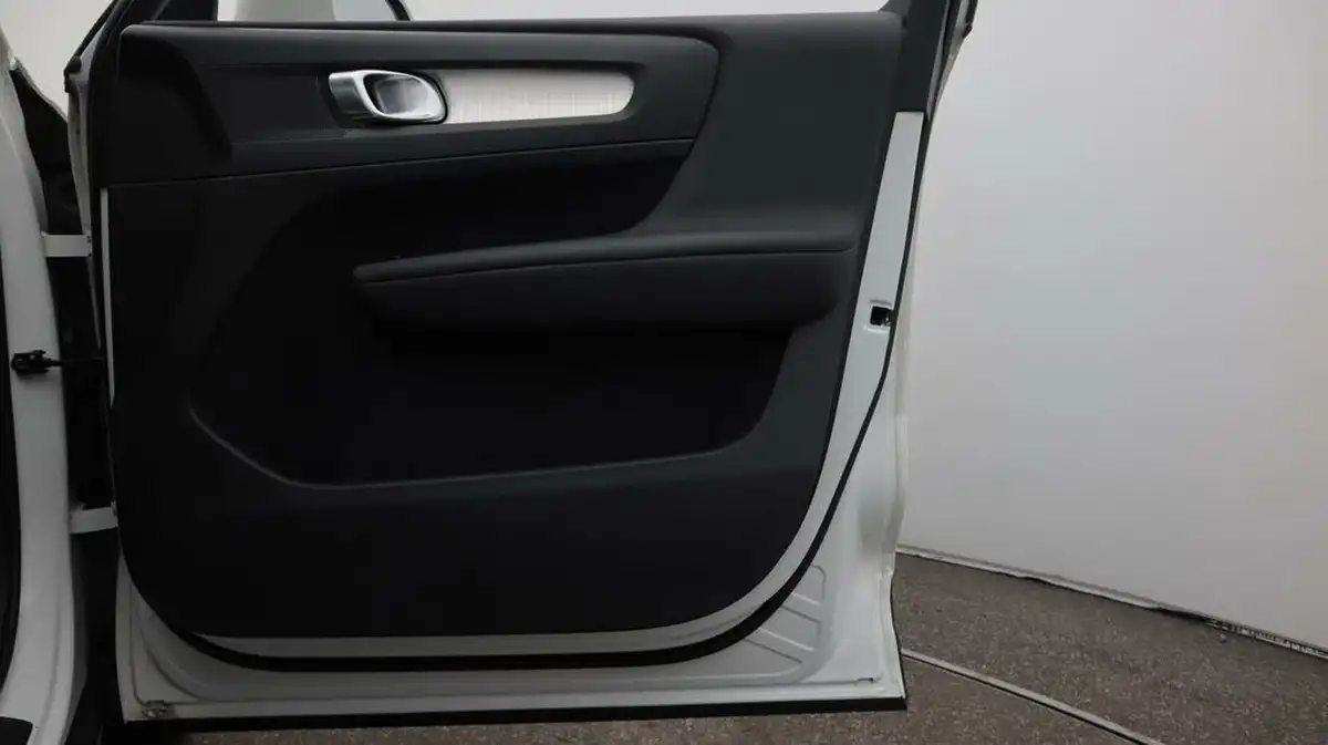 2019-volvo-xc40-15-t3-momentum-163bhp-big-15