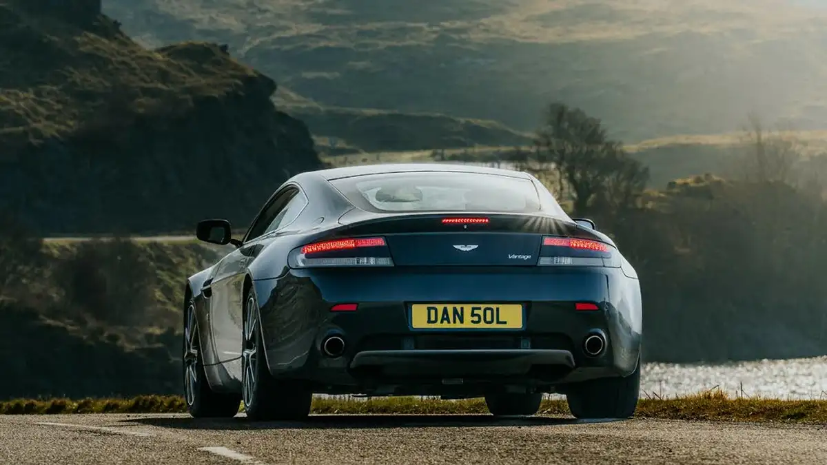 2009-aston-martin-vantage-47-coupe-big-6