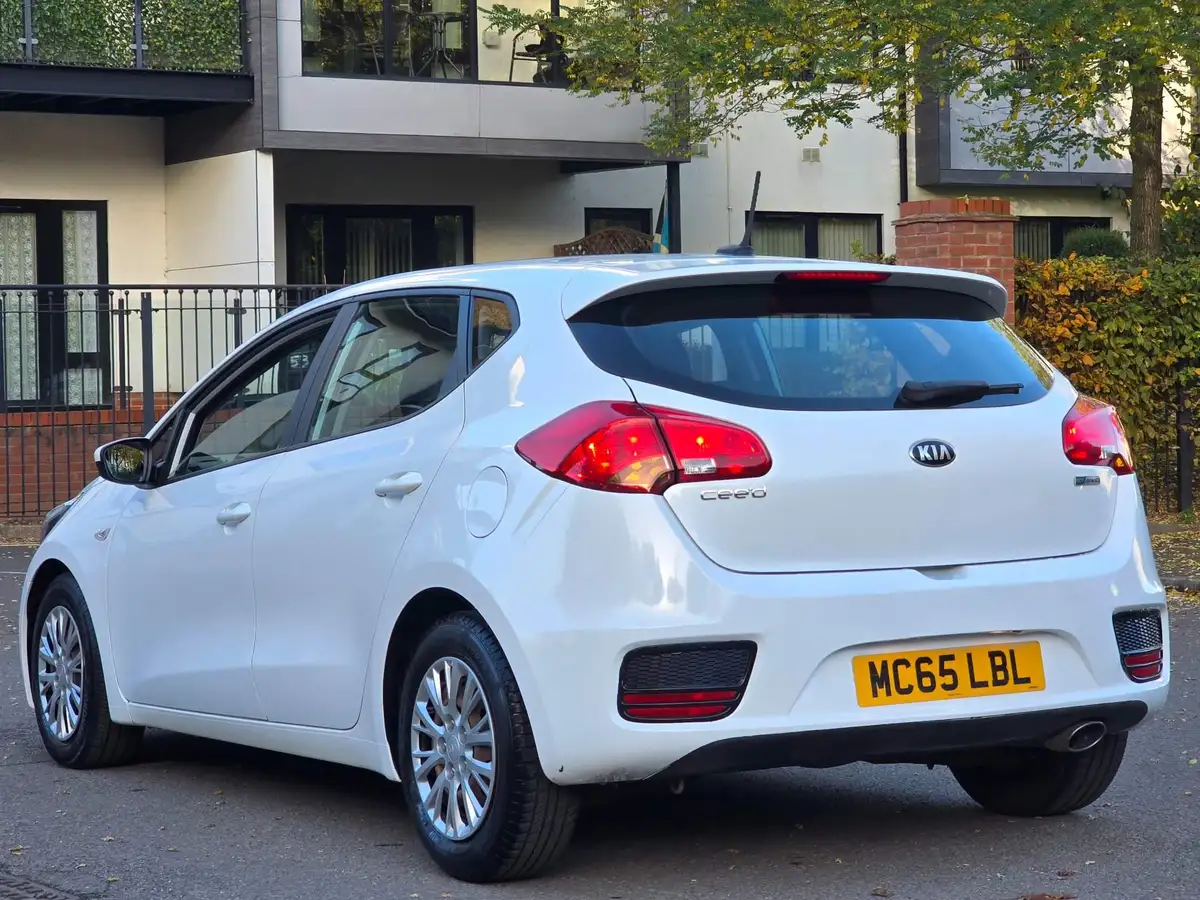 2016-kia-ceed-16crdi-1-hatchback-big-43