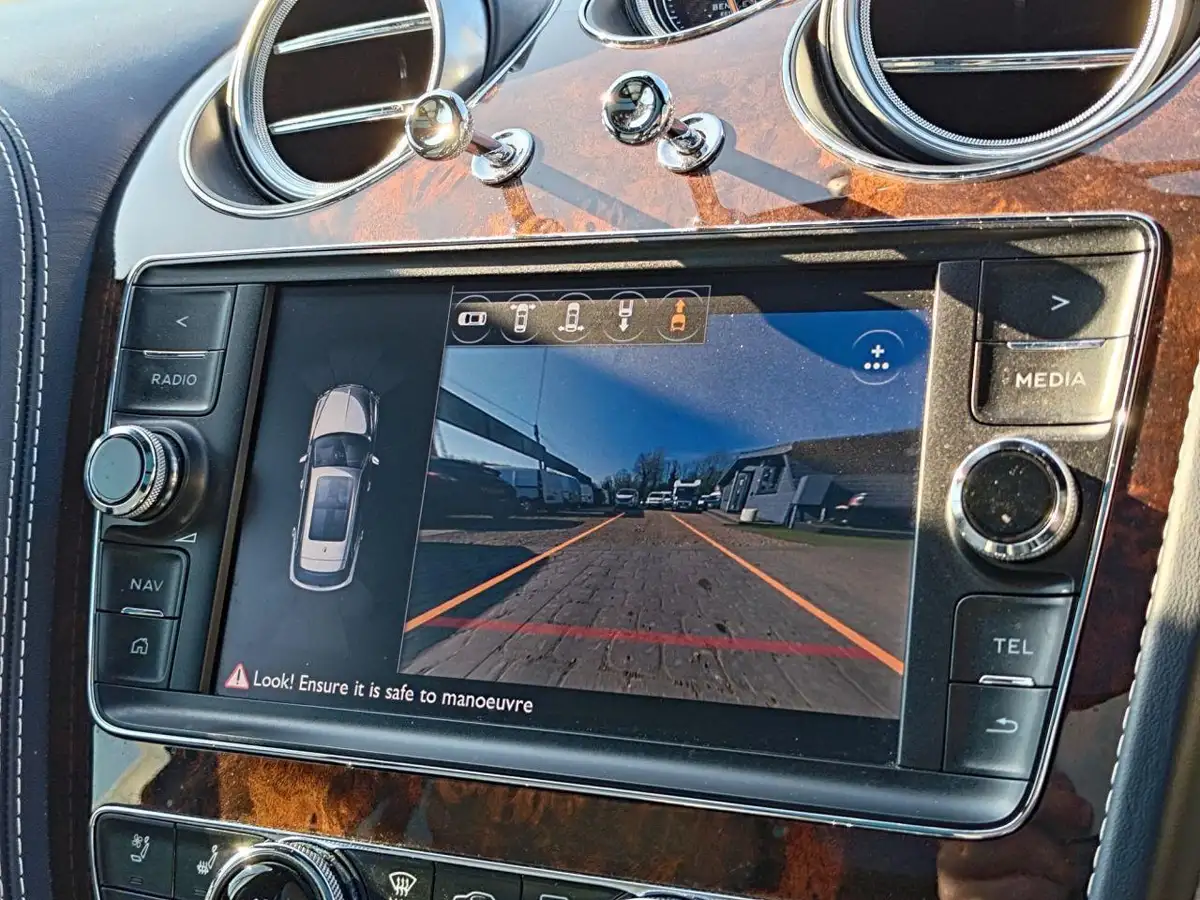 2016-bentley-bentayga-60-w12-big-29