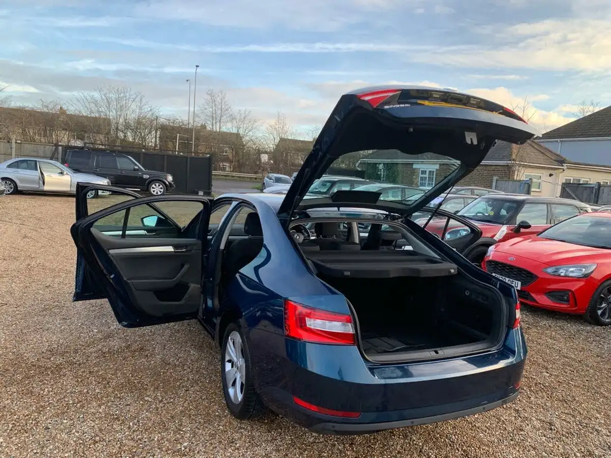 2015-skoda-superb-16tdi-se-120ps-ss-hatchback-big-38