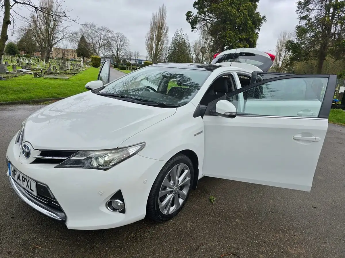 2014-toyota-auris-18-vvt-i-hsd-excel-hatchback-e-cvt-big-10