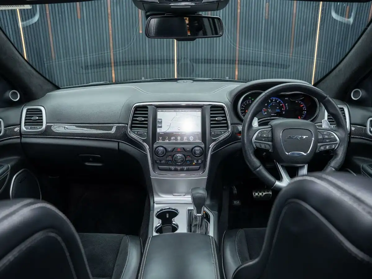 2017-jeep-grand-cherokee-64-hemi-srt-big-43