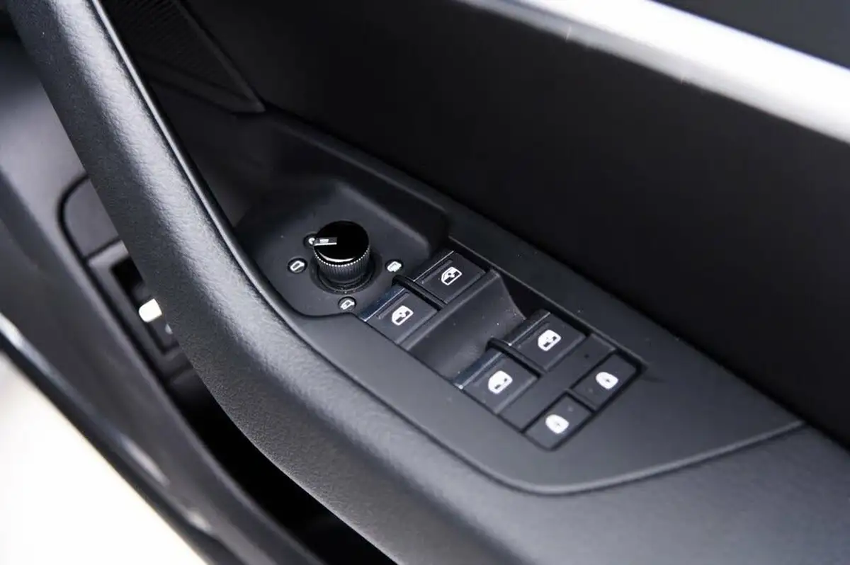 2023-audi-a6-avant-20-40-tfsi-black-edition-big-38