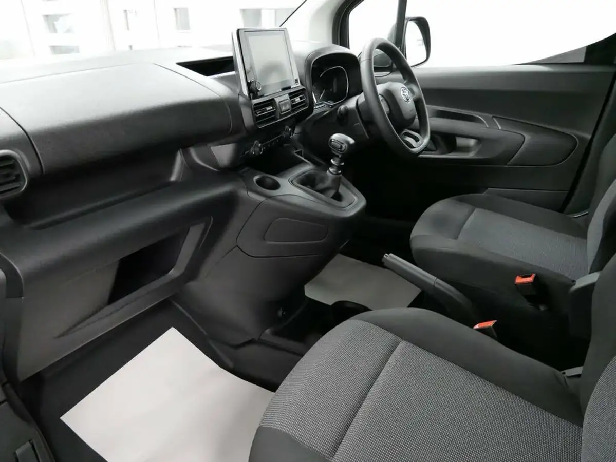 2024-toyota-proace-city-15d-active-big-19