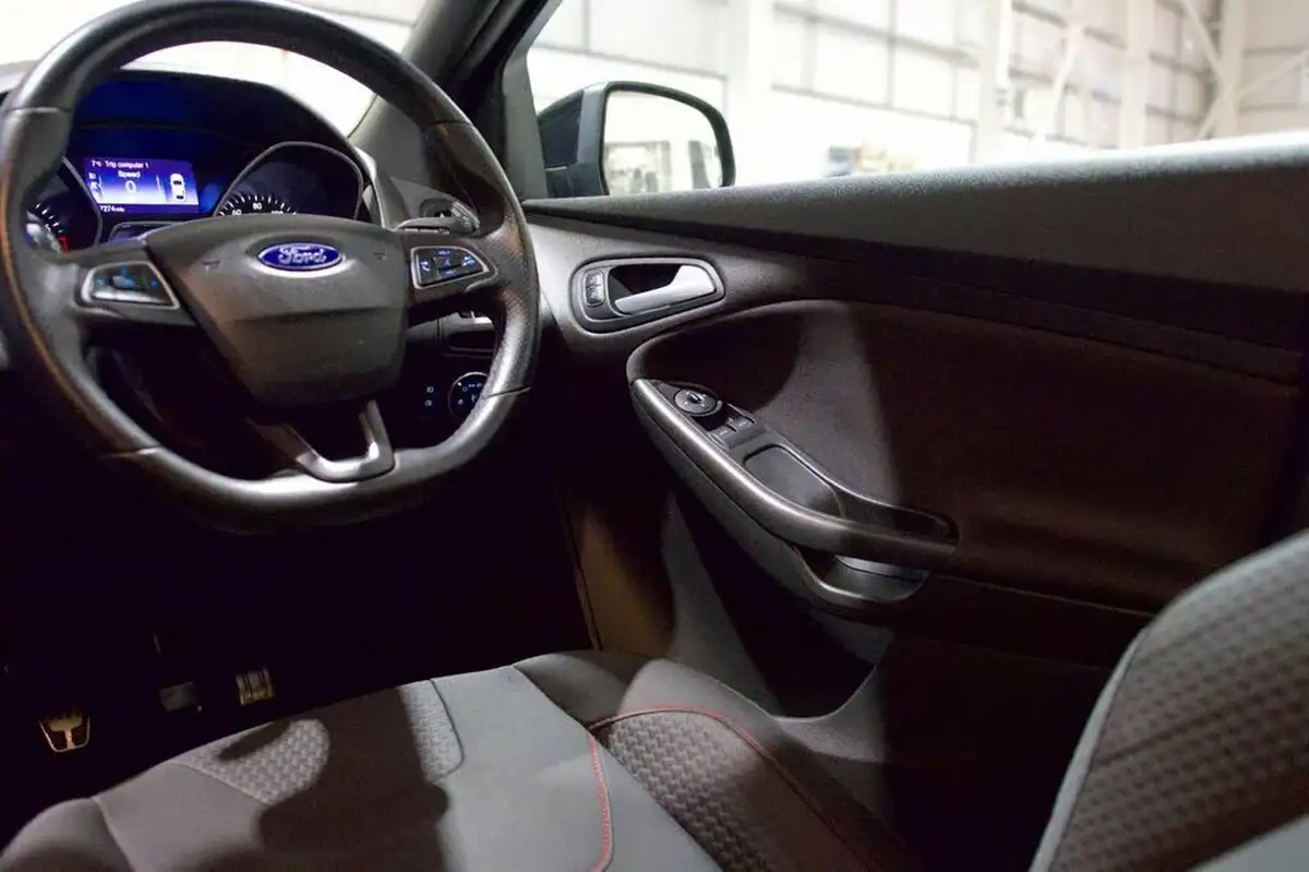 2017-ford-focus-10t-st-line-125ps-hatchback-big-25