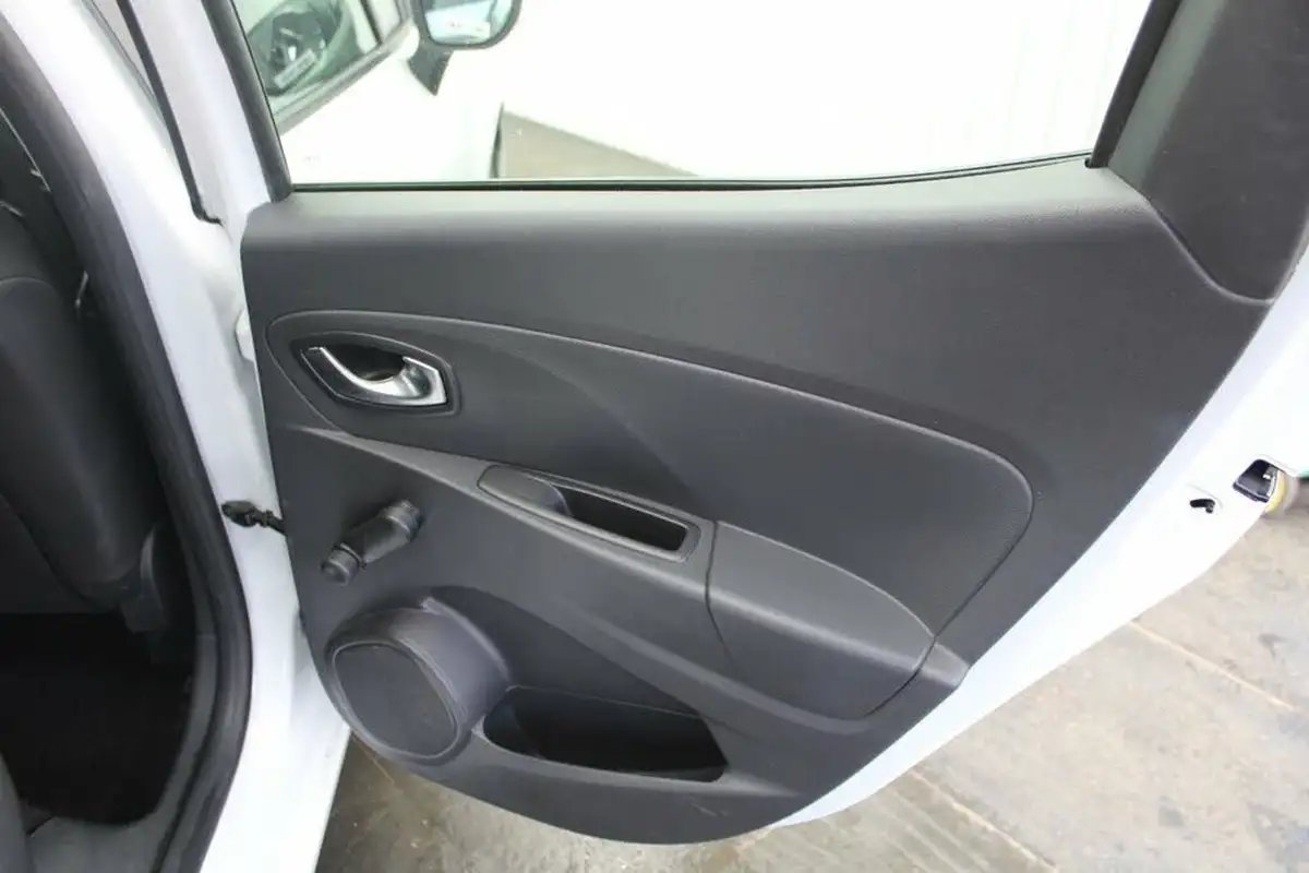 2016-renault-clio-09-tce-dynamique-nav-big-23