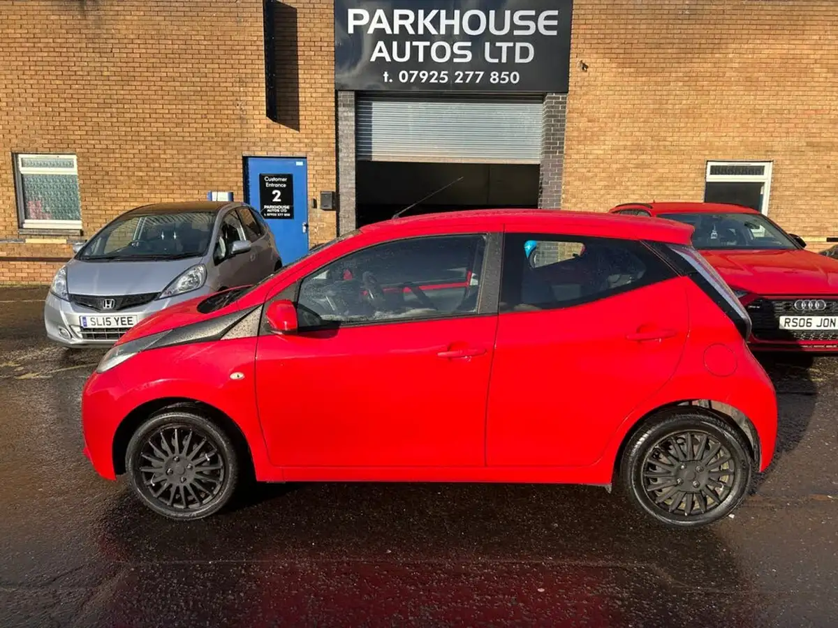 2014-toyota-aygo-10-vvt-i-x-play-5d-big-2