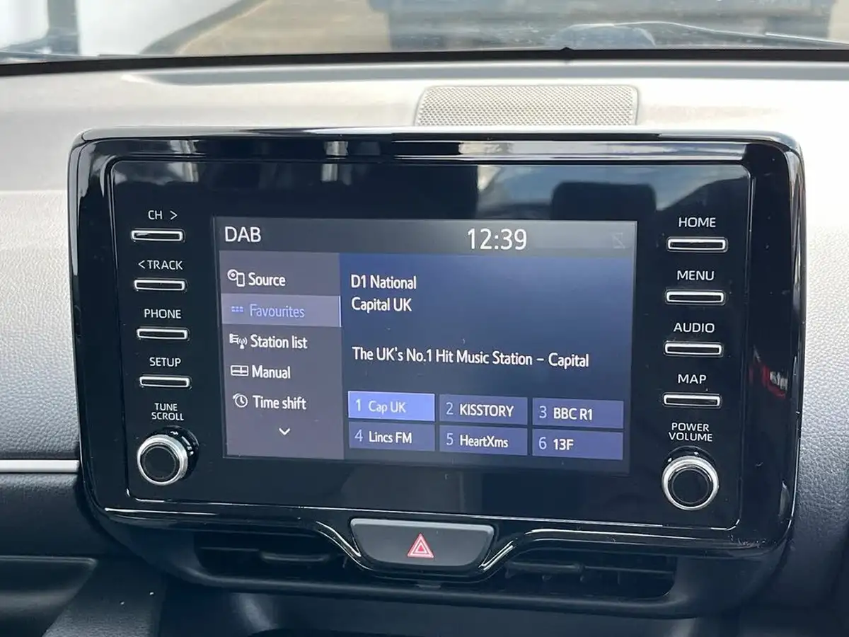 2021-toyota-yaris-15-vvt-i-icon-114bhp-hybrid-1490cc-e-cvt-big-16