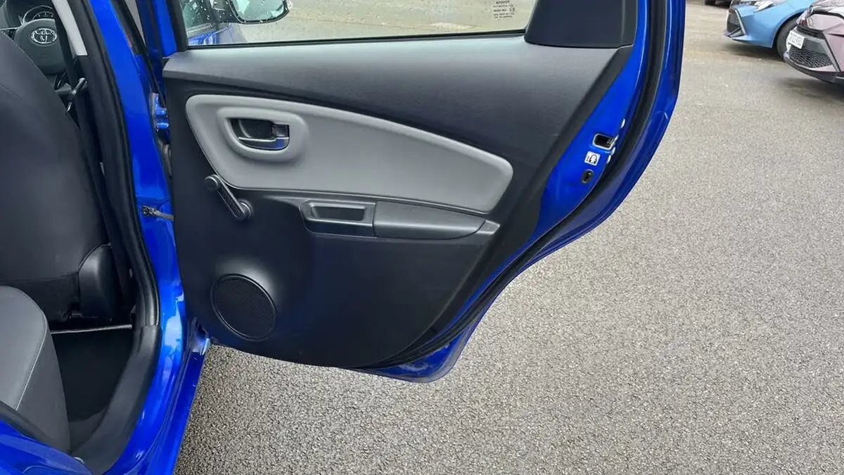 2017-toyota-yaris-15-vvt-i-icon-tech-111bhp-1497cc-big-26