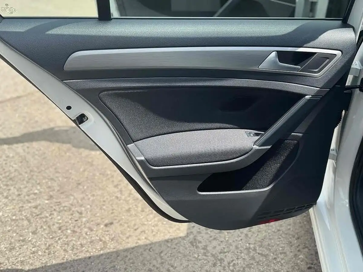2015-volkswagen-golf-14-match-5d-big-36