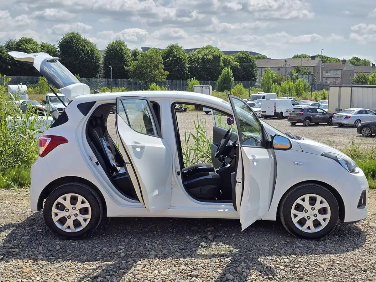 2016-hyundai-i10-12-se-auto-big-12