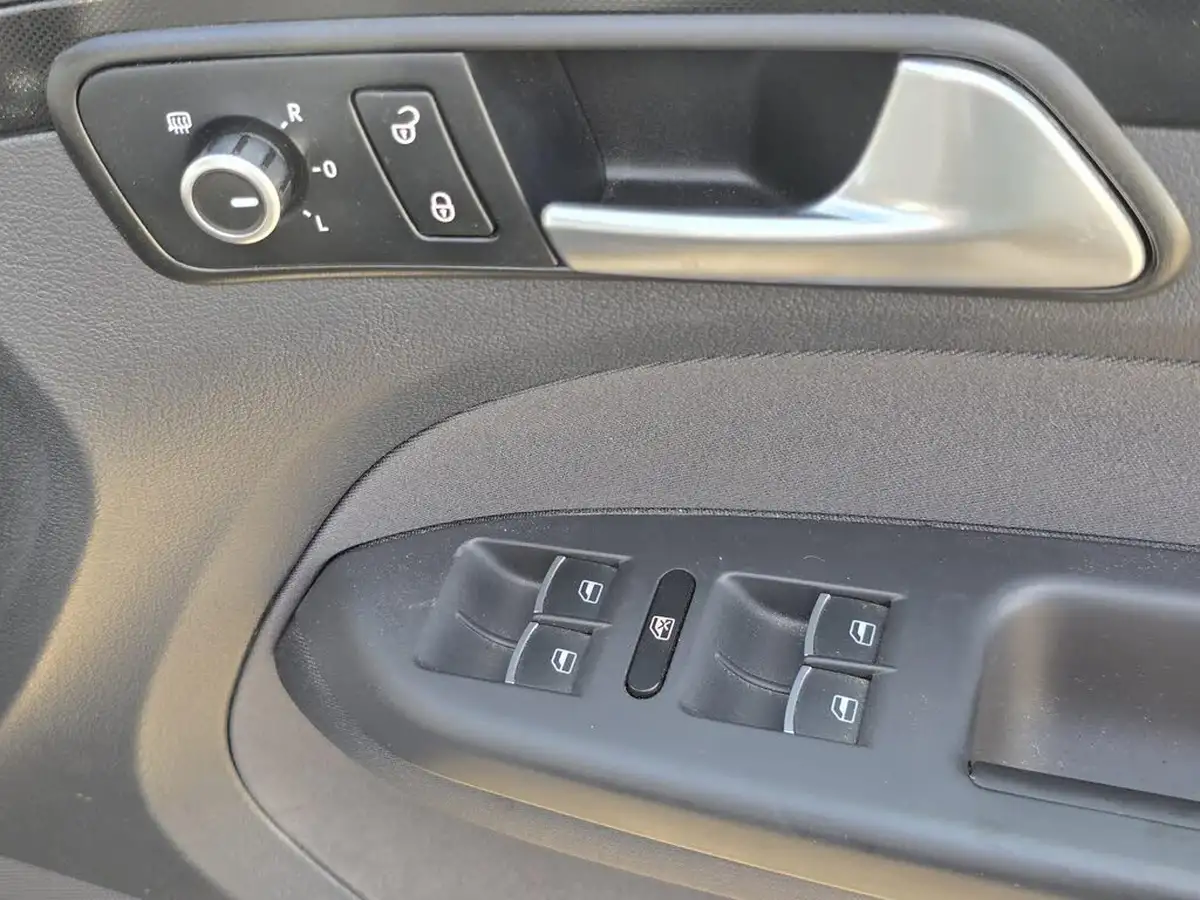 2014-volkswagen-touran-big-26