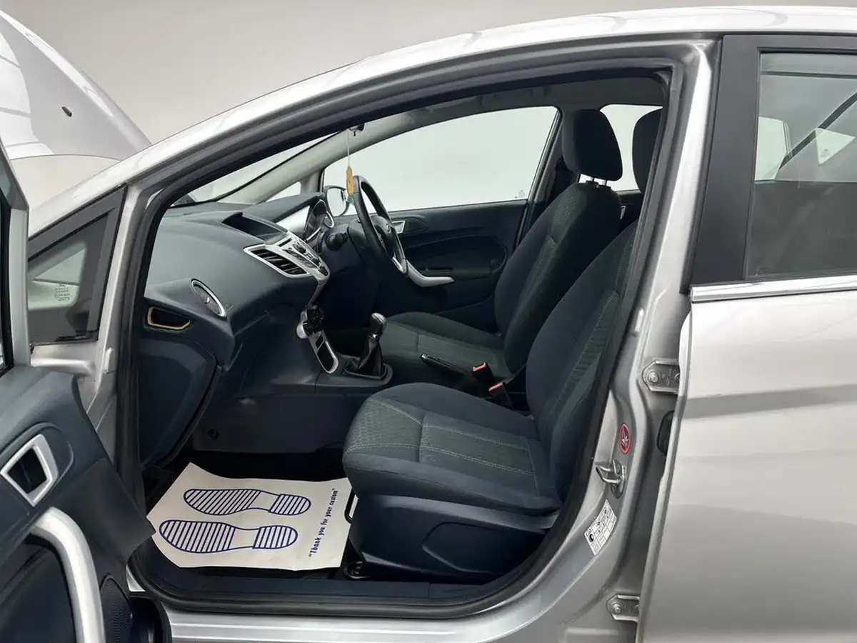 2012-ford-fiesta-125-zetec-5d-big-30
