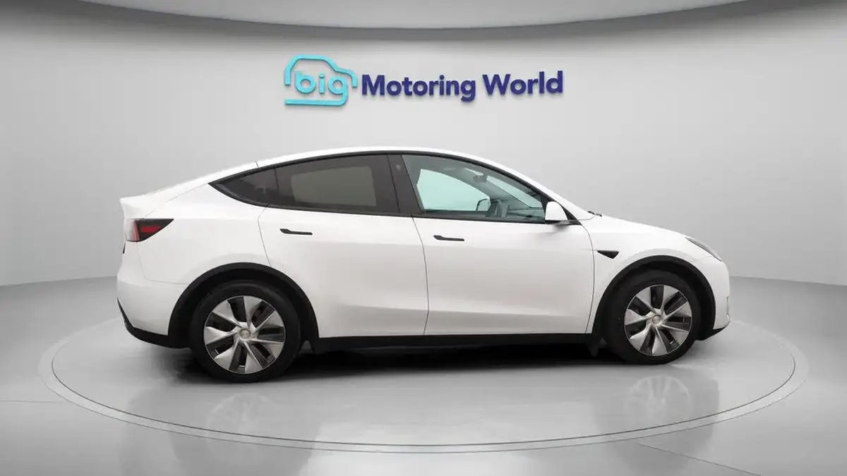 2023-tesla-model-y-e-long-range-big-8