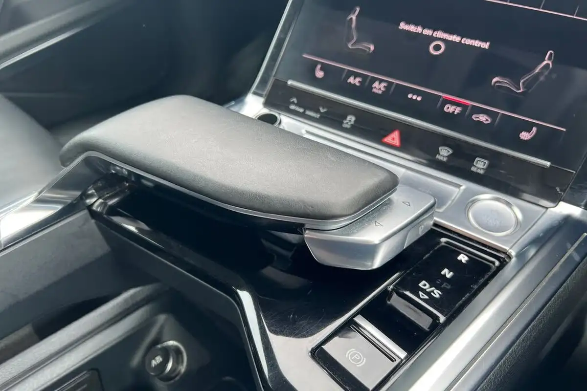 2019-audi-e-tron-55e-launch-edition-big-11