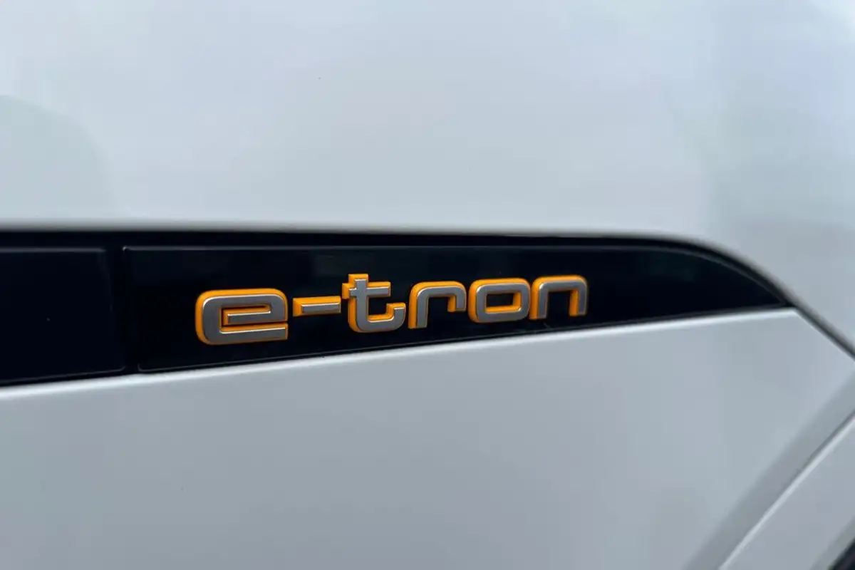2019-audi-e-tron-55e-launch-edition-big-39