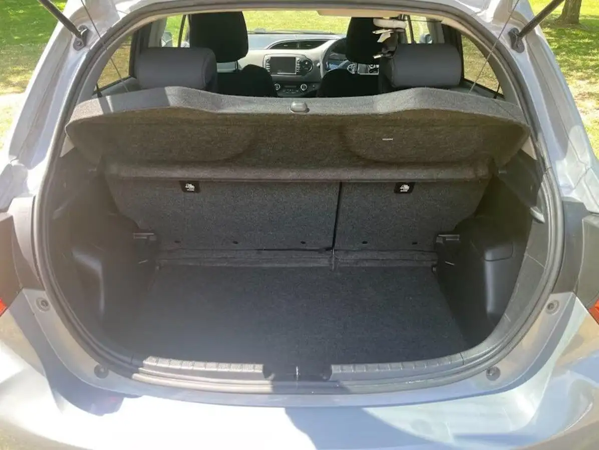 2018-toyota-yaris-15-vvt-i-icon-tech-98bhp-hybrid-1497cc-e-cvt-big-7