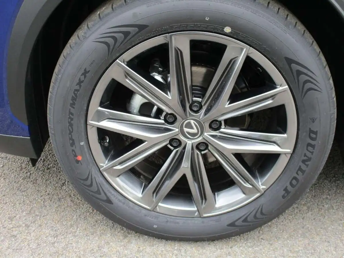 2025-lexus-lbx-15-premium-plus-big-11