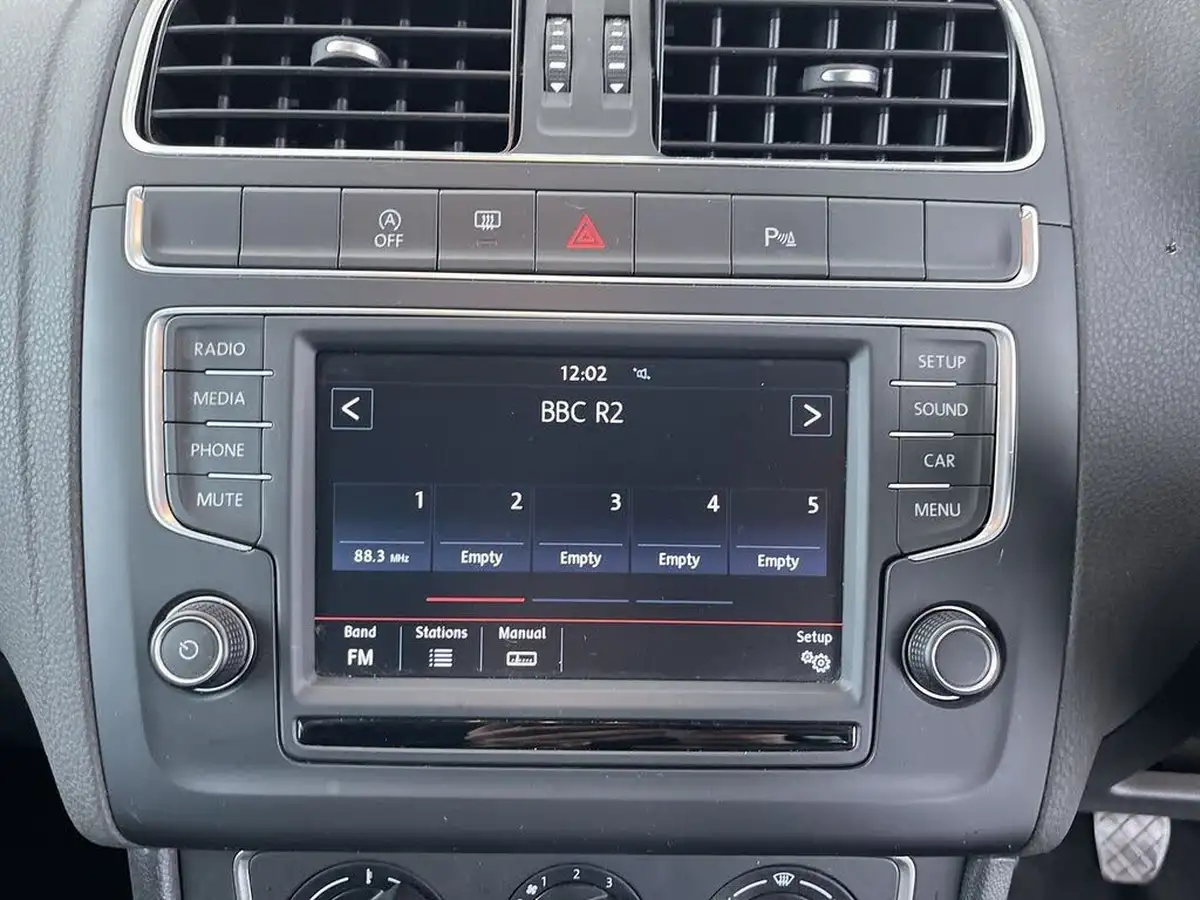2016-volkswagen-polo-12-tsi-match-5d-big-37