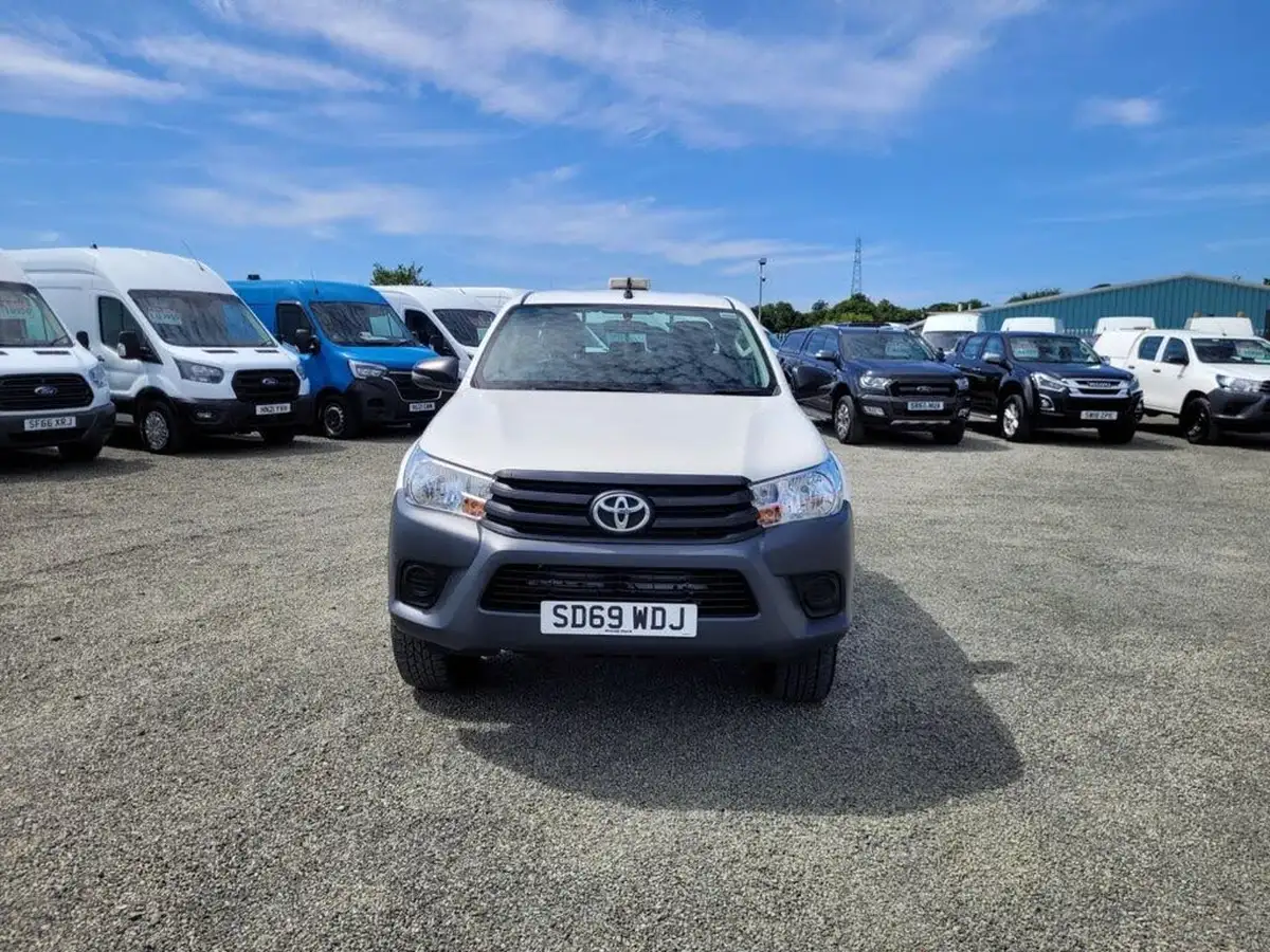 2019-toyota-hi-lux-24d-4d-active-150hpeu6dt-e-35t-double-pick-up-big-2