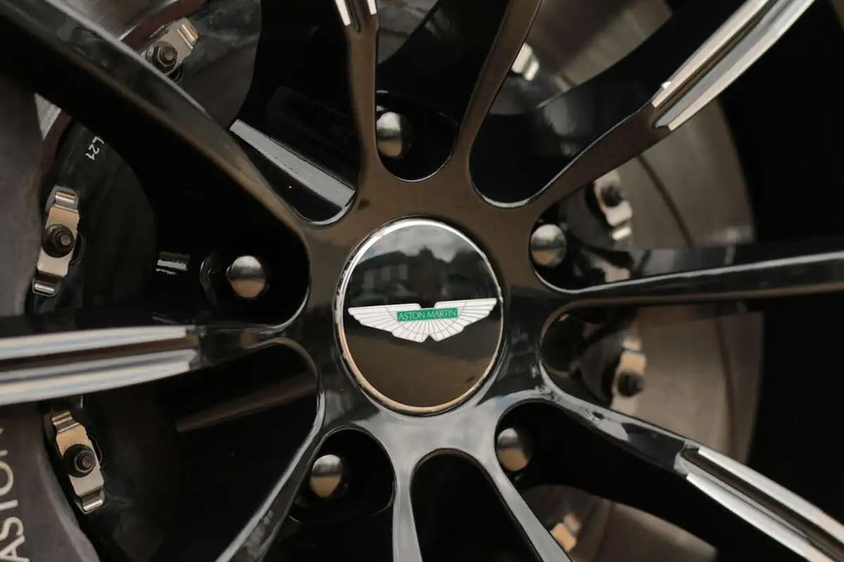 2019-aston-martin-vantage-40-v8-vantage-big-29