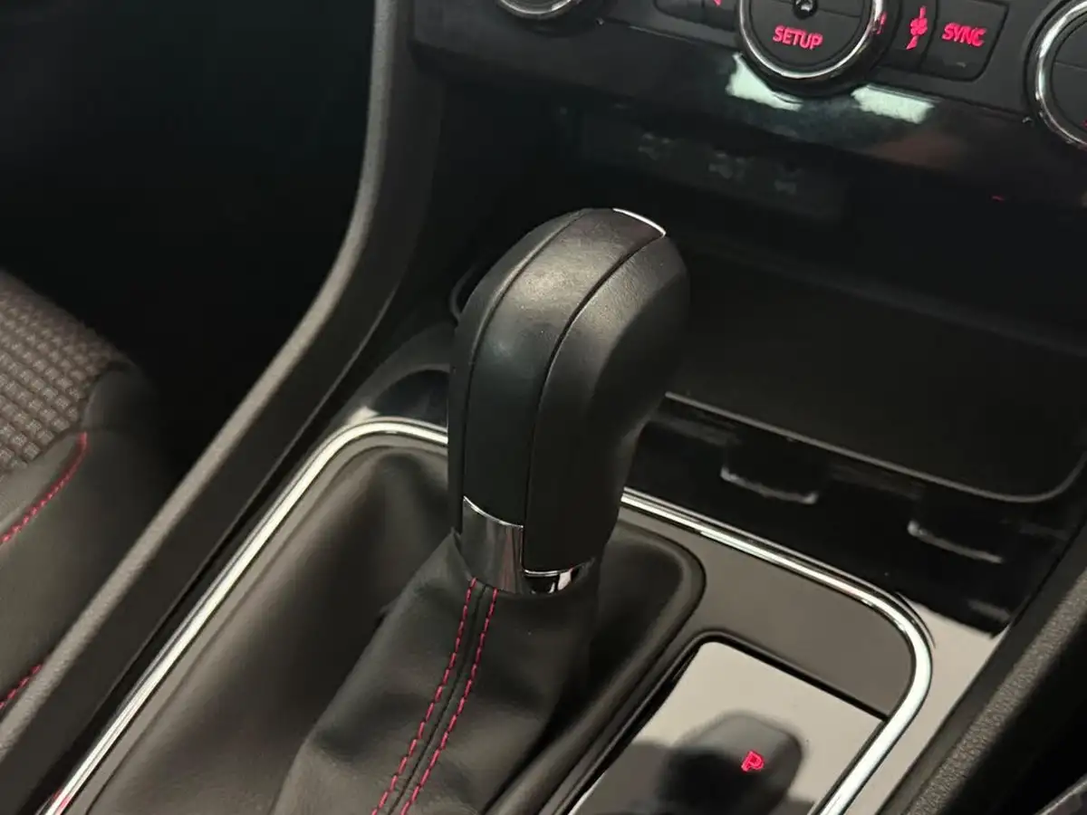 2019-seat-leon-20-tsi-fr-hatchback-big-40