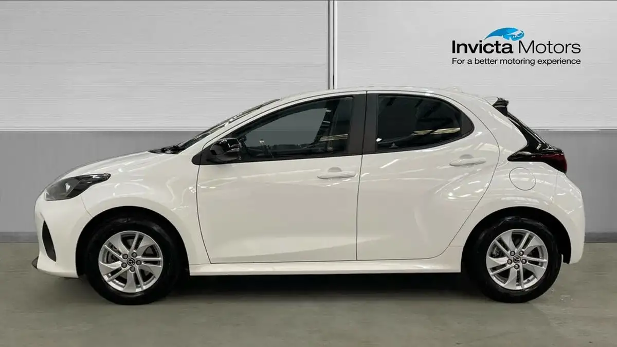 2024-mazda-mazda2-15-centre-line-big-5