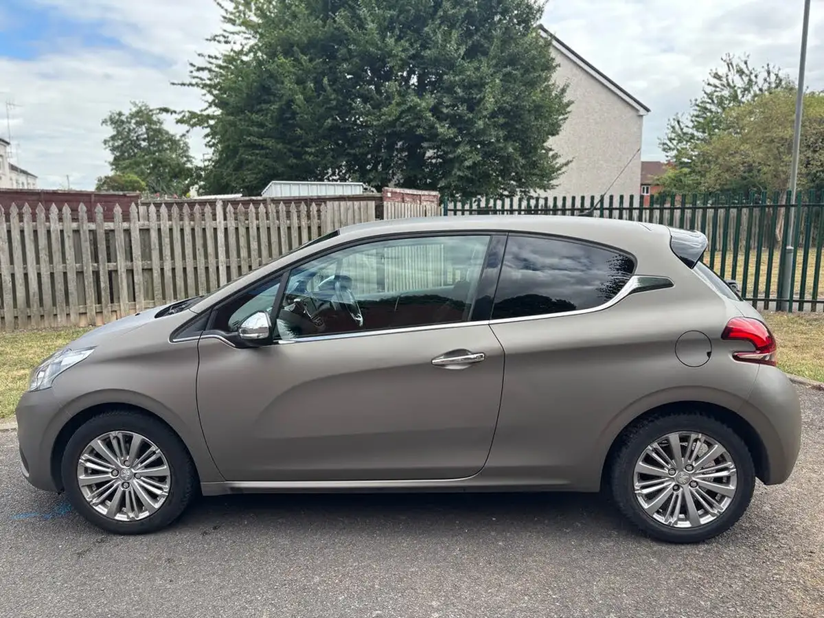 2015-peugeot-208-12-puretech-allure-82bhp-ss-3d-etg5-big-6