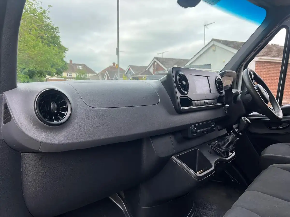 2019-mercedes-benz-sprinter-21cdi-314-l1h1-143pseu6c-panel-van-big-2