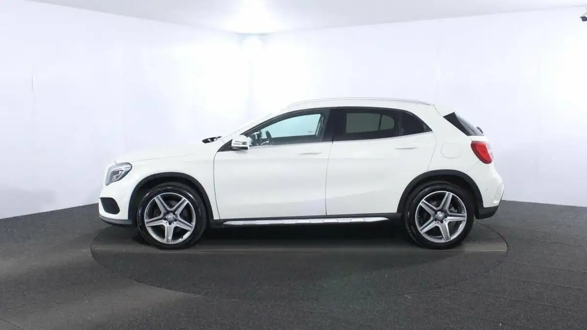 2016-mercedes-benz-gla-class-21d-gla-220d-amg-line-premiumss-7g-dct-big-3