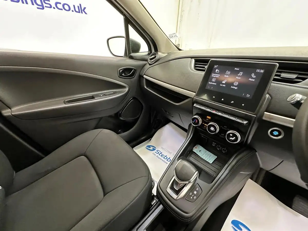 2021-renault-zoe-e-i-play-big-16