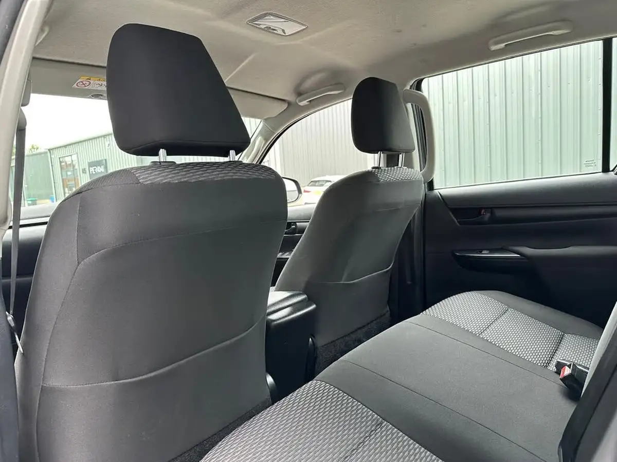 2019-toyota-hi-lux-24d-4d-active-150hpeu6dt-e-32t-double-pick-up-big-22