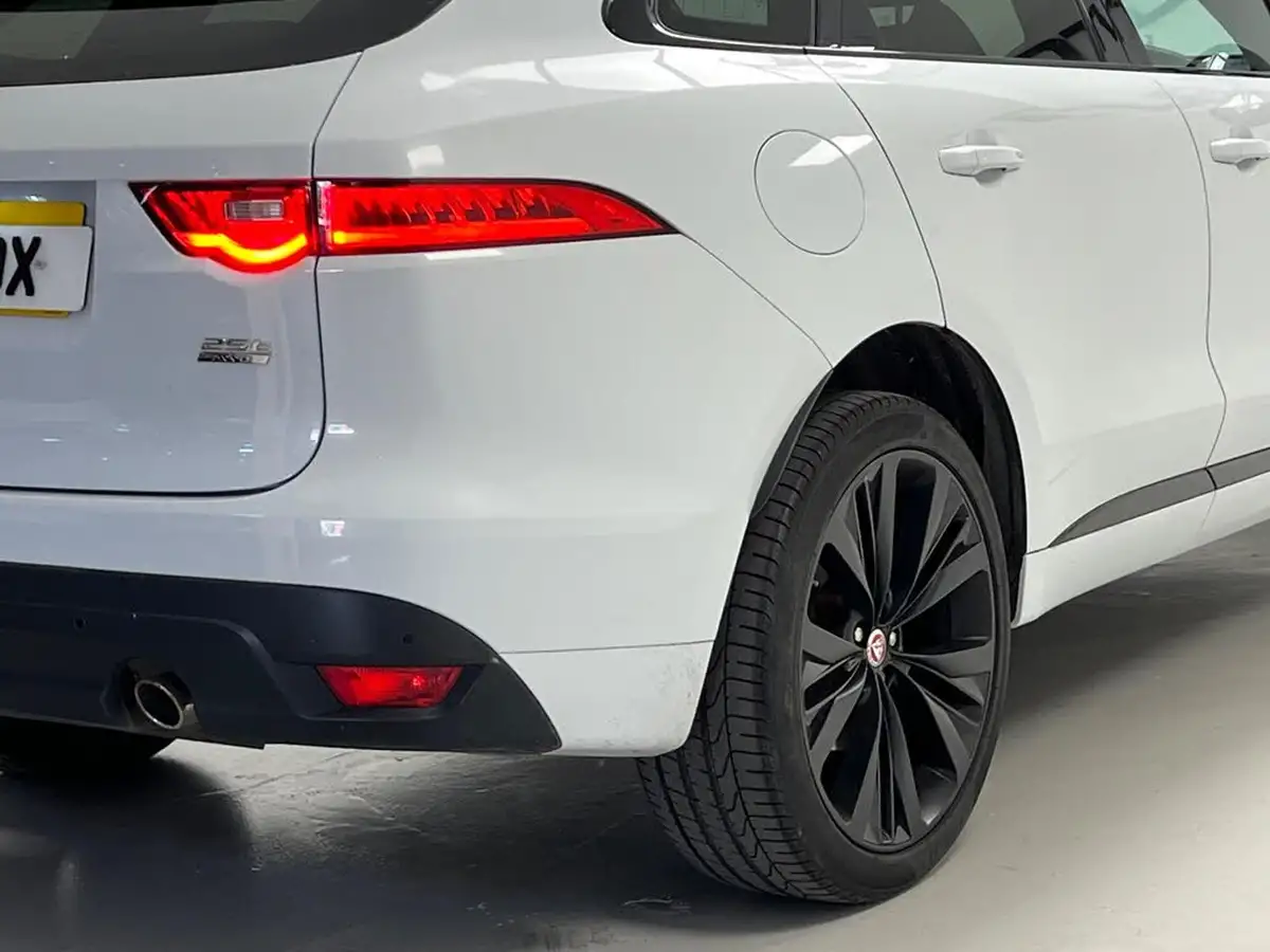 2020-jaguar-f-pace-20i-chequered-flag-big-16