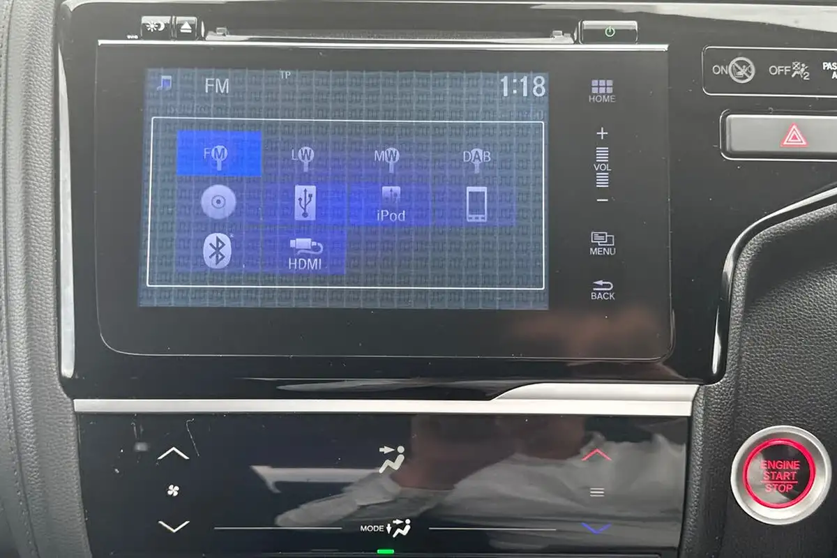 2018-honda-jazz-13-i-vtec-ex-navi-cvt-big-43